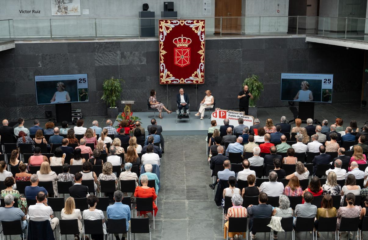 Imagen del acto del 25 aniversario en el atrio del Parlamento de Navarra